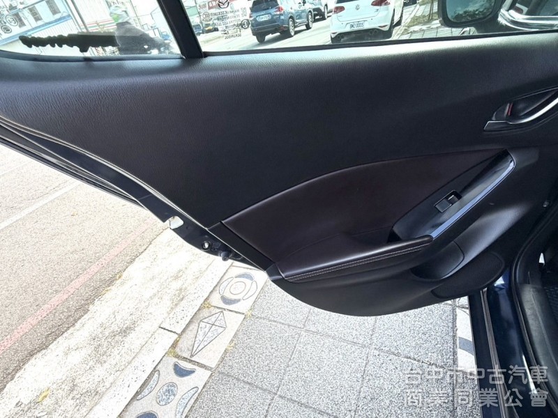 2019年 Mazda 3 5D 2.0 尊榮安全版 原鈑件 ACC跟車 恆溫 電動座椅 魂動美型設計 年輕人的愛款