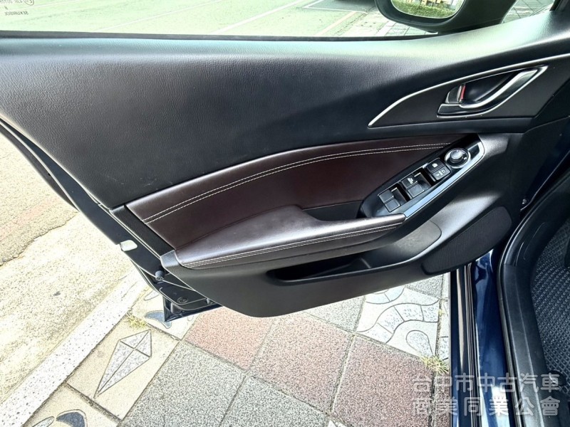 2019年 Mazda 3 5D 2.0 尊榮安全版 原鈑件 ACC跟車 恆溫 電動座椅 魂動美型設計 年輕人的愛款