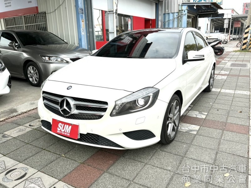 2015年式 M-Benz 總代理 A200 1.6 原鈑件 電動跑車座椅  全景天窗 外型時尚 小姊姊們的最愛款 