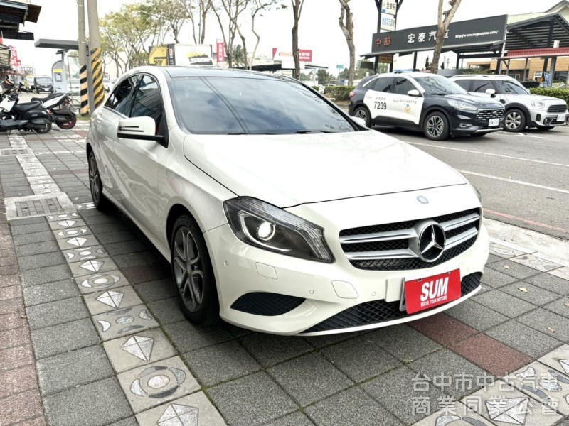 2015年式 M-Benz 總代理 A200 1.6 原鈑件 電動跑車座椅  全景天窗 外型時尚 小姊姊們的最愛款 