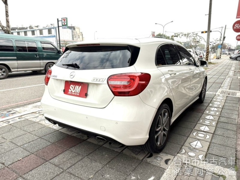 2015年式 M-Benz 總代理 A200 1.6 原鈑件 電動跑車座椅  全景天窗 外型時尚 小姊姊們的最愛款 