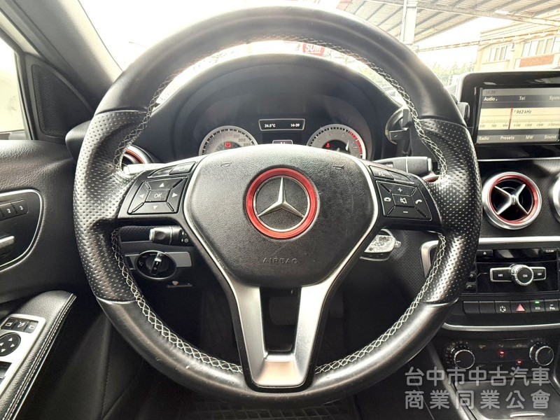 2015年式 M-Benz 總代理 A200 1.6 原鈑件 電動跑車座椅  全景天窗 外型時尚 小姊姊們的最愛款 