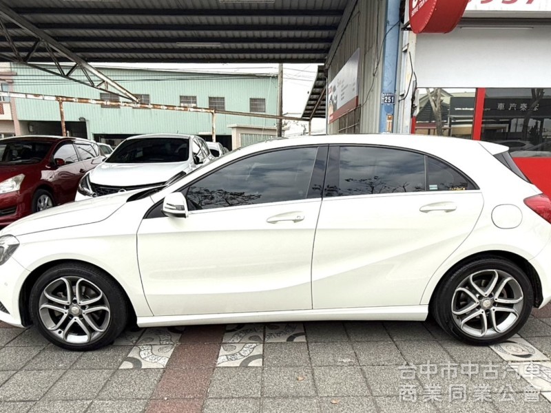 2015年式 M-Benz 總代理 A200 1.6 原鈑件 電動跑車座椅  全景天窗 外型時尚 小姊姊們的最愛款 