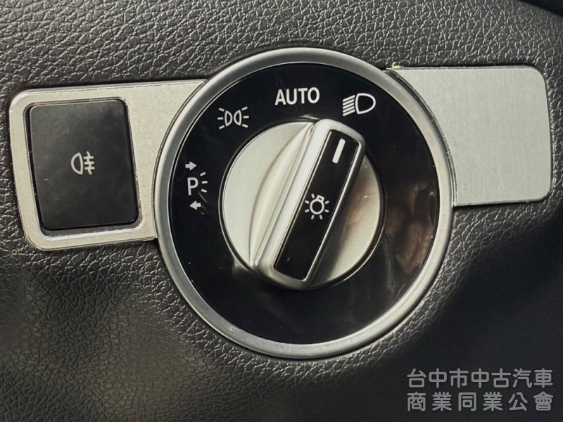 2015年式 M-Benz 總代理 A200 1.6 原鈑件 電動跑車座椅  全景天窗 外型時尚 小姊姊們的最愛款 