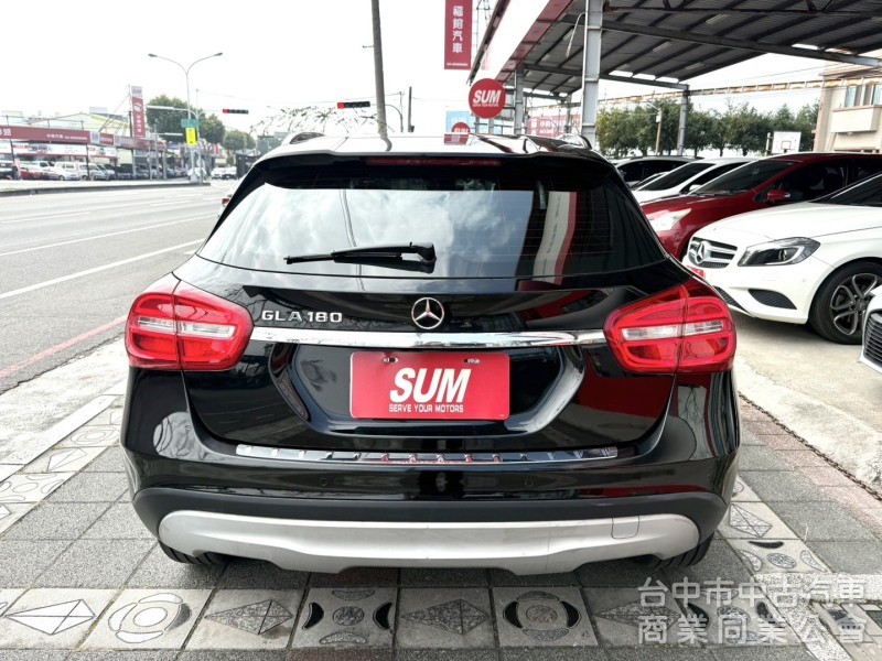 2017年式 M-BENZ GLA180 1.6T 總代理 原鈑件 電動座椅 電動尾門 倒車顯影 簡約時尚歐系輕休旅