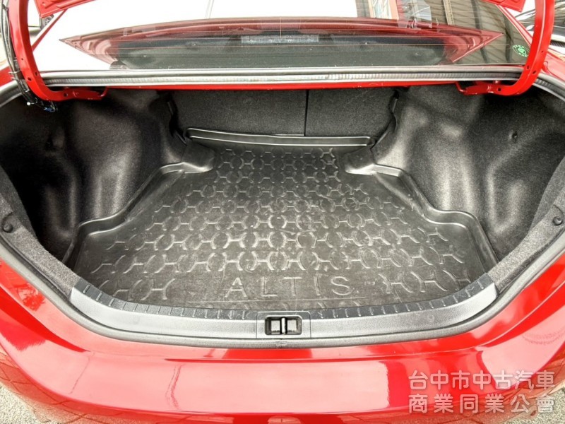 2015年 Toyota Altis 1.8 經典版 原鈑件 只跑7萬 恆溫 定速 升級9吋安卓機及配件 通勤族代步首選