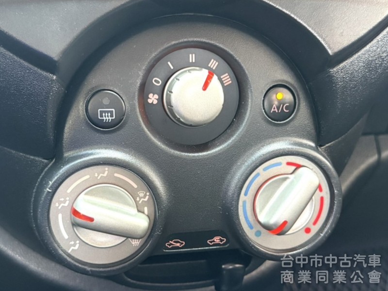 2015年 Nissan March 1.5 傳奇版 原鈑件 衛星導航 倒車顯影 加值安卓機 外型可愛 城市代步小車