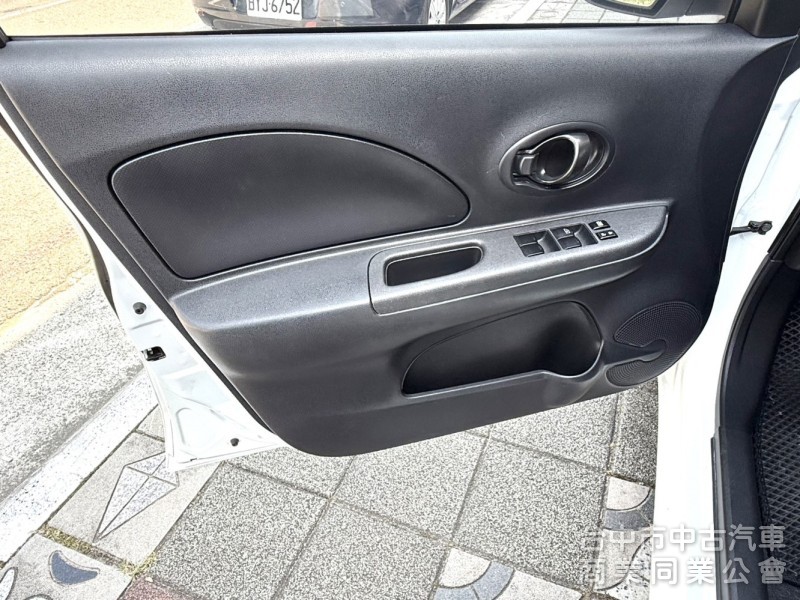 2015年 Nissan March 1.5 傳奇版 原鈑件 衛星導航 倒車顯影 加值安卓機 外型可愛 城市代步小車
