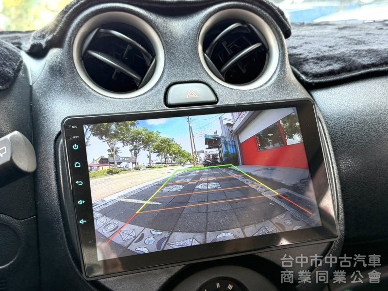 2015年 Nissan March 1.5 傳奇版 原鈑件 衛星導航 倒車顯影 加值安卓機 外型可愛 城市代步小車