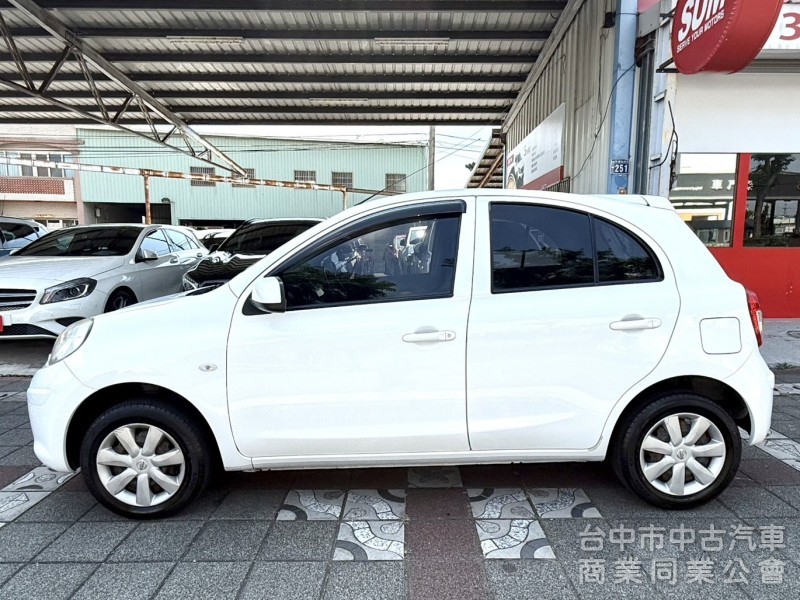 2015年 Nissan March 1.5 傳奇版 原鈑件 衛星導航 倒車顯影 加值安卓機 外型可愛 城市代步小車