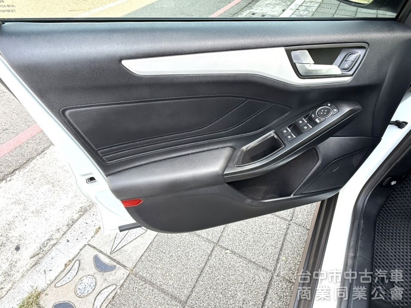 2019年 Ford Focus 5D 時尚經典型 1.5渦輪 原鈑件 僅跑5萬公里  市場最夯的五門小鋼砲