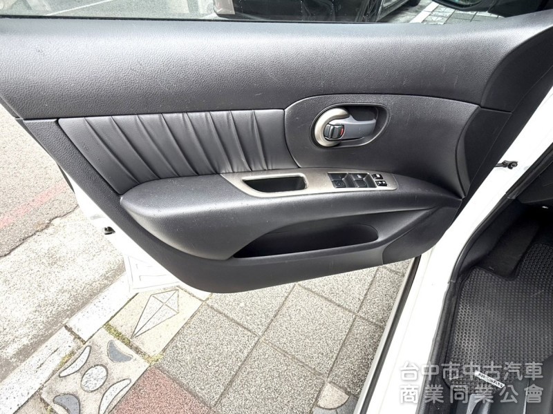 2018年 Nissan Livina 1.6 豪華版 恆溫 原廠影音 車頂行李架 舒適大空間 市場熱銷五門掀背小休旅