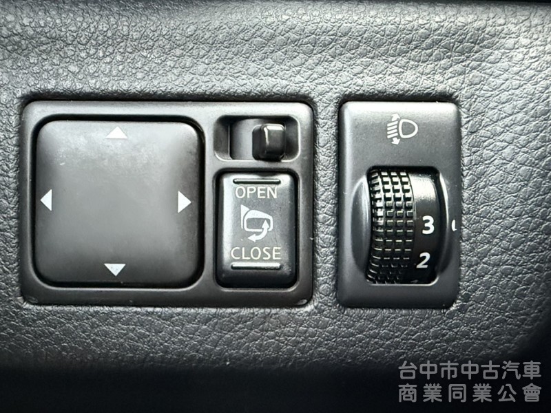 2017年 Nissan Livina 1.6 旗艦版 原鈑件 恆溫 車頂行李架 I-Key 省油大空間 優質代步車首選