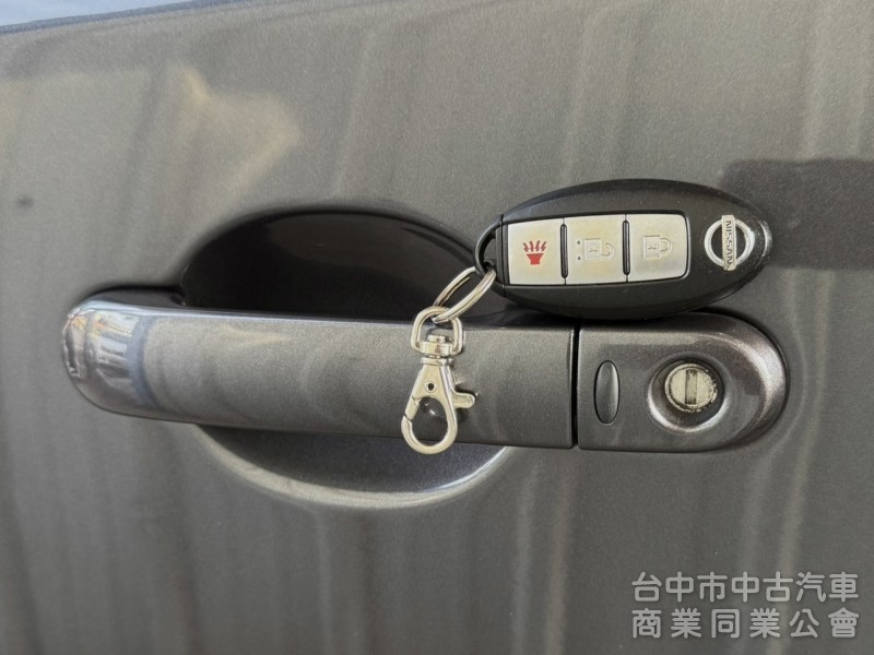 2017年 Nissan Livina 1.6 旗艦版 原鈑件 恆溫 車頂行李架 I-Key 省油大空間 優質代步車首選