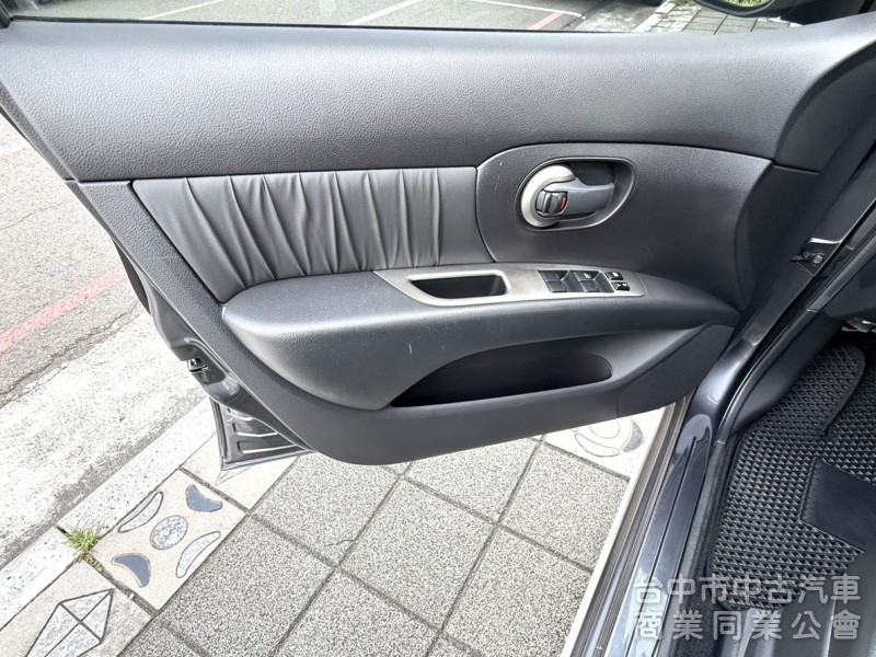2017年 Nissan Livina 1.6 旗艦版 原鈑件 恆溫 車頂行李架 I-Key 省油大空間 優質代步車首選