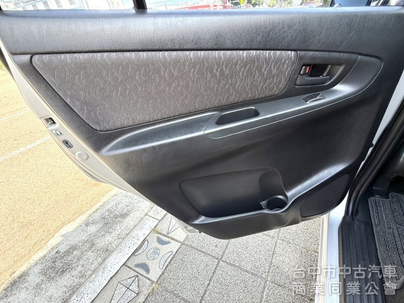 2012年 TOYOTA INNOVA 2.0 自排 J版 原鈑件 只跑8萬公里 衛星導航 加裝皮椅 鋁圈 客貨兩用車