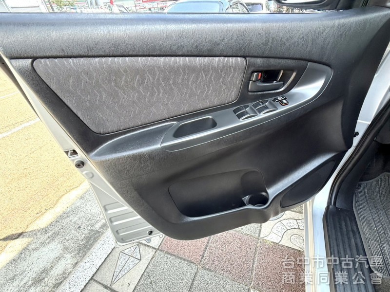2012年 TOYOTA INNOVA 2.0 自排 J版 原鈑件 只跑8萬公里 衛星導航 加裝皮椅 鋁圈 客貨兩用車