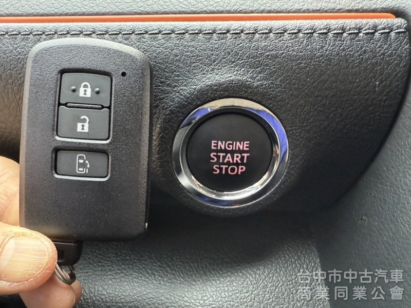 2022年 Toyota Sienta 5人座 1.8 豪華+版 原鈑件 I-Key 恆溫 電動側滑門 國產跨界休旅車
