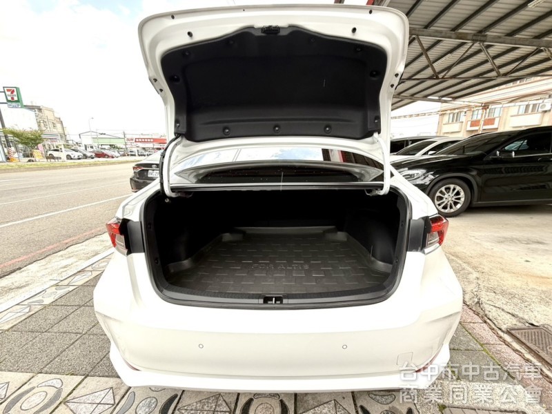 2023年 Toyota Altis 1.8 尊爵版 原鈑件 里程3萬 ACC I-Key 定速 車道偏離 熱門房車首選