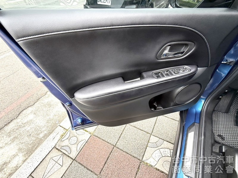 2017年 Honda HR-V 1.8 頂級S版 原鈑件 恆溫空調 I-Key 換檔撥片 靈活大空間 居家小休旅首選