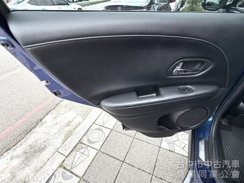 2017年 Honda HR-V 1.8 頂級S版 原鈑件 恆溫空調 I-Key 換檔撥片 靈活大空間 居家小休旅首選