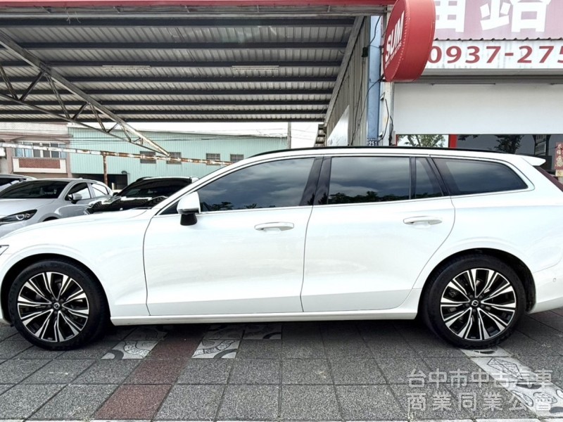 2024年式 Volvo V60 Plus B3 2.0 輕油電 原鈑件 僅跑2萬 ACC 環景  瑞典旅行車 原廠保固