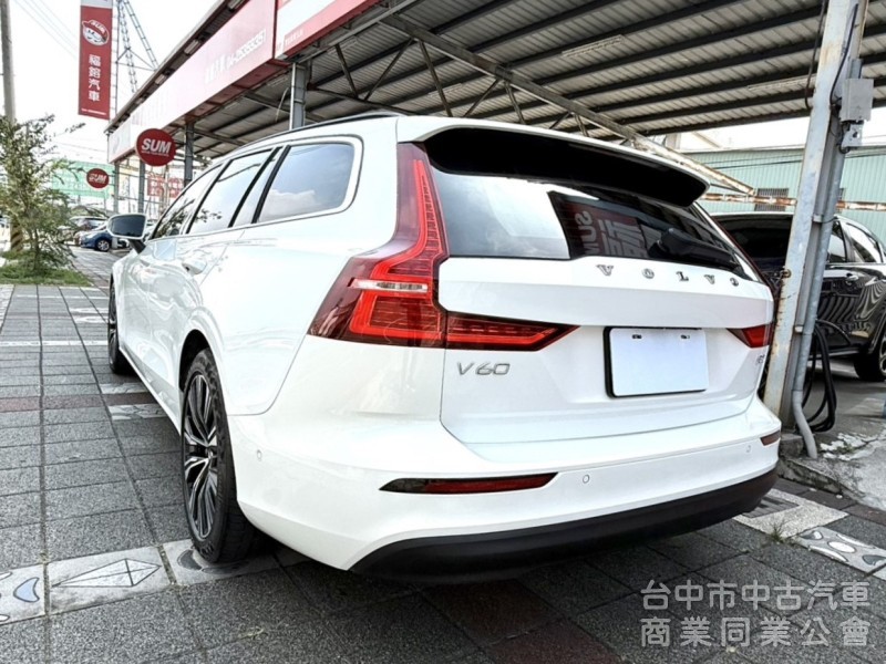 2024年式 Volvo V60 Plus B3 2.0 輕油電 原鈑件 僅跑2萬 ACC 環景  瑞典旅行車 原廠保固