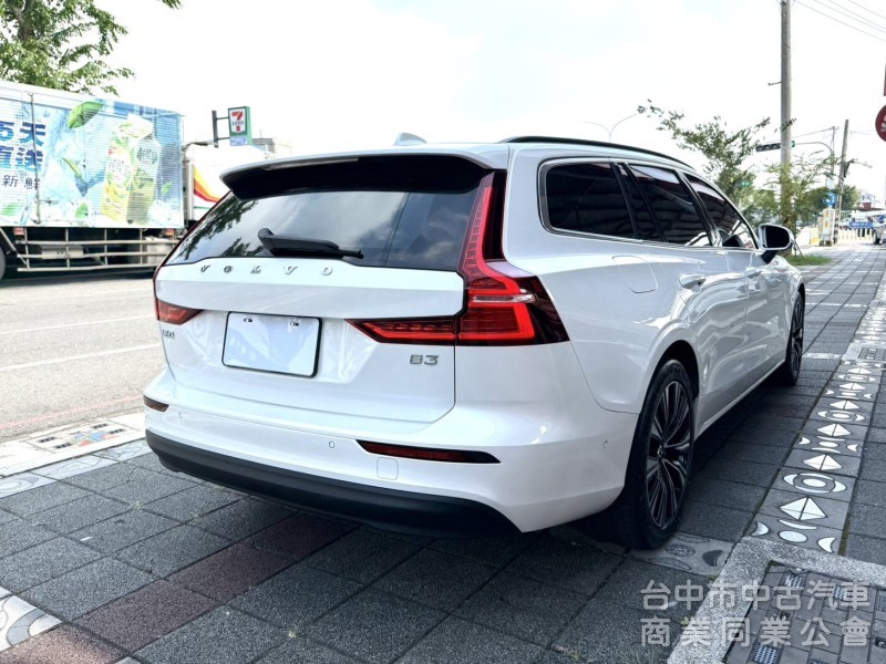 2024年式 Volvo V60 Plus B3 2.0 輕油電 原鈑件 僅跑2萬 ACC 環景  瑞典旅行車 原廠保固