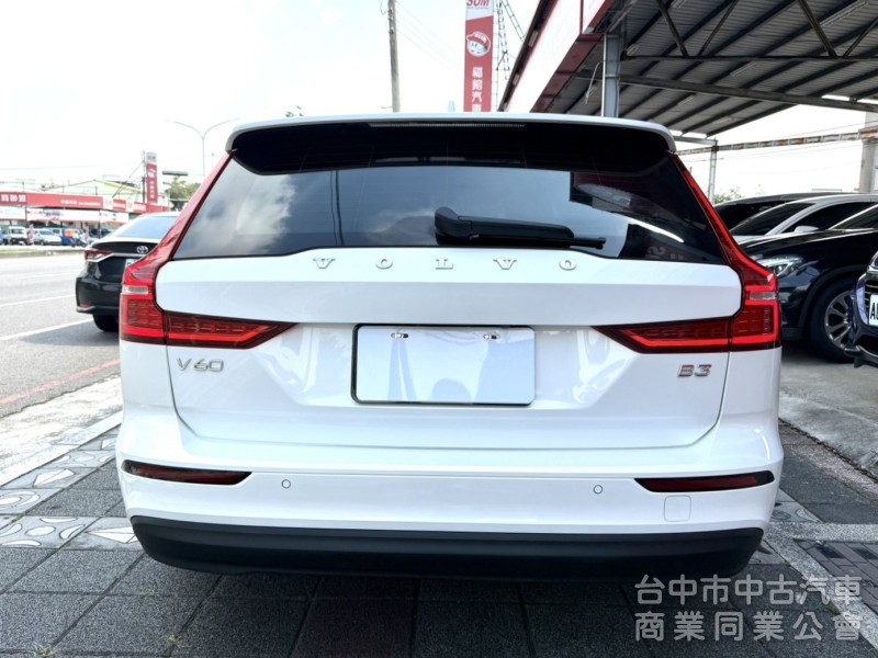 2024年式 Volvo V60 Plus B3 2.0 輕油電 原鈑件 僅跑2萬 ACC 環景  瑞典旅行車 原廠保固