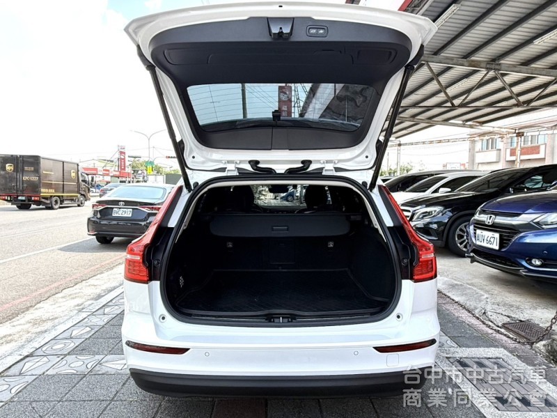 2024年式 Volvo V60 Plus B3 2.0 輕油電 原鈑件 僅跑2萬 ACC 環景  瑞典旅行車 原廠保固