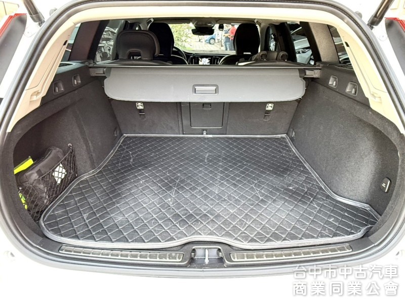 2024年式 Volvo V60 Plus B3 2.0 輕油電 原鈑件 僅跑2萬 ACC 環景  瑞典旅行車 原廠保固