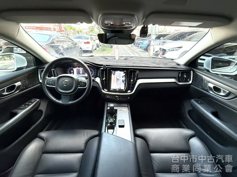 2024年式 Volvo V60 Plus B3 2.0 輕油電 原鈑件 僅跑2萬 ACC 環景  瑞典旅行車 原廠保固