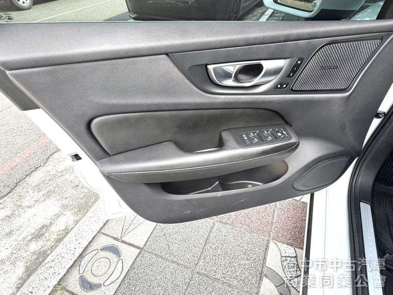 2024年式 Volvo V60 Plus B3 2.0 輕油電 原鈑件 僅跑2萬 ACC 環景  瑞典旅行車 原廠保固