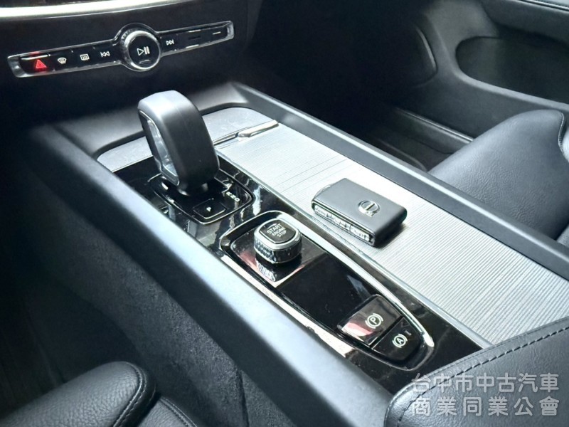2024年式 Volvo V60 Plus B3 2.0 輕油電 原鈑件 僅跑2萬 ACC 環景  瑞典旅行車 原廠保固