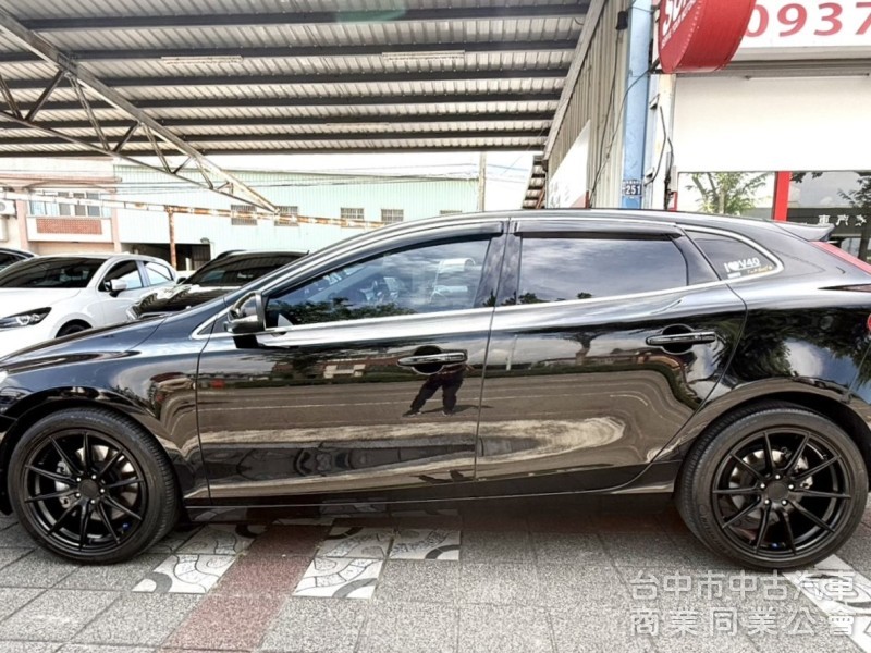 2016年式 Volvo V40 T3 豪華版 原鈑件 僅跑5萬公里 記憶電動座椅 自動停車 魅力十足 瑞典小坦克