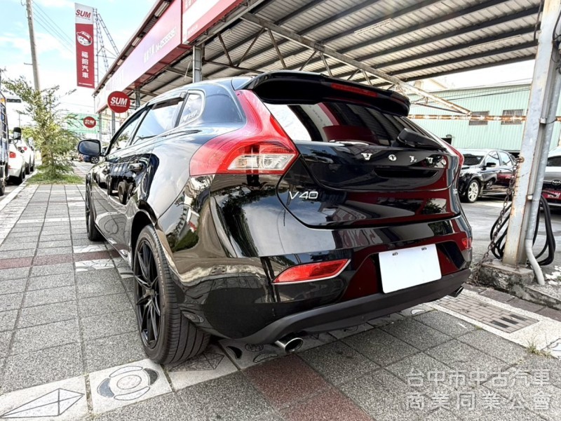 2016年式 Volvo V40 T3 豪華版 原鈑件 僅跑5萬公里 記憶電動座椅 自動停車 魅力十足 瑞典小坦克