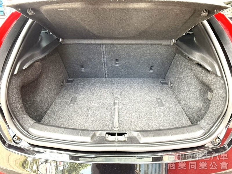 2016年式 Volvo V40 T3 豪華版 原鈑件 僅跑5萬公里 記憶電動座椅 自動停車 魅力十足 瑞典小坦克