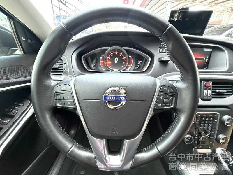 2016年式 Volvo V40 T3 豪華版 原鈑件 僅跑5萬公里 記憶電動座椅 自動停車 魅力十足 瑞典小坦克