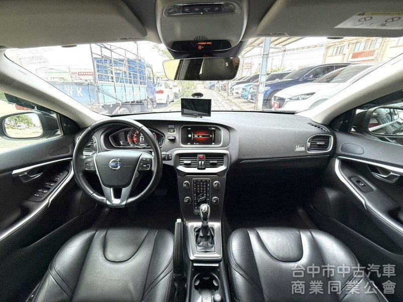 2016年式 Volvo V40 T3 豪華版 原鈑件 僅跑5萬公里 記憶電動座椅 自動停車 魅力十足 瑞典小坦克