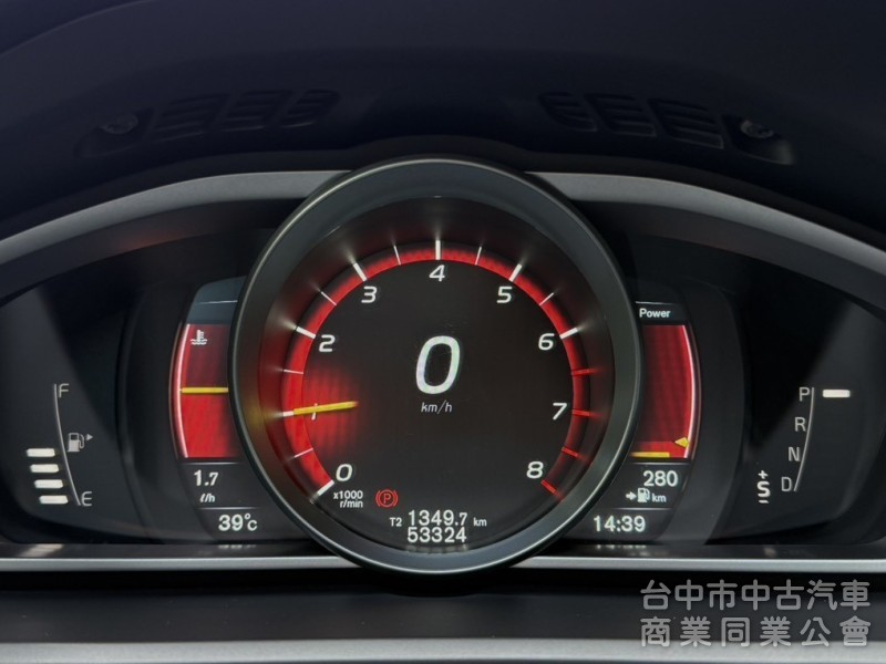 2016年式 Volvo V40 T3 豪華版 原鈑件 僅跑5萬公里 記憶電動座椅 自動停車 魅力十足 瑞典小坦克