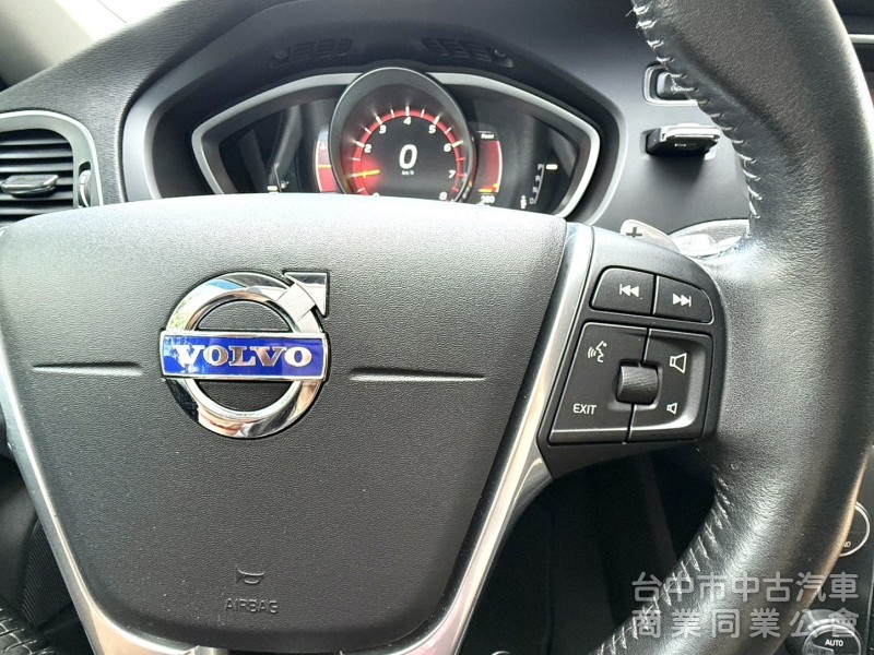 2016年式 Volvo V40 T3 豪華版 原鈑件 僅跑5萬公里 記憶電動座椅 自動停車 魅力十足 瑞典小坦克