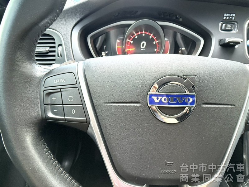 2016年式 Volvo V40 T3 豪華版 原鈑件 僅跑5萬公里 記憶電動座椅 自動停車 魅力十足 瑞典小坦克