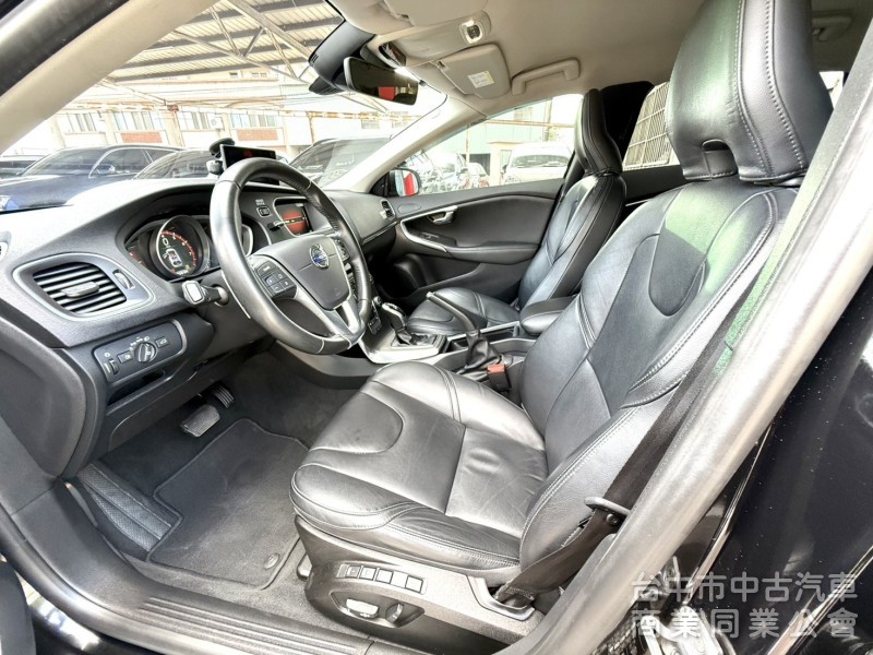 2016年式 Volvo V40 T3 豪華版 原鈑件 僅跑5萬公里 記憶電動座椅 自動停車 魅力十足 瑞典小坦克