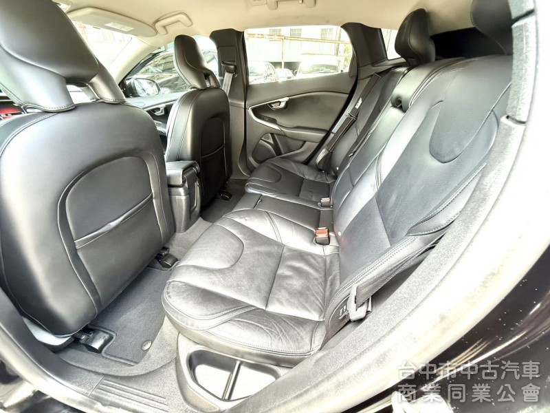 2016年式 Volvo V40 T3 豪華版 原鈑件 僅跑5萬公里 記憶電動座椅 自動停車 魅力十足 瑞典小坦克