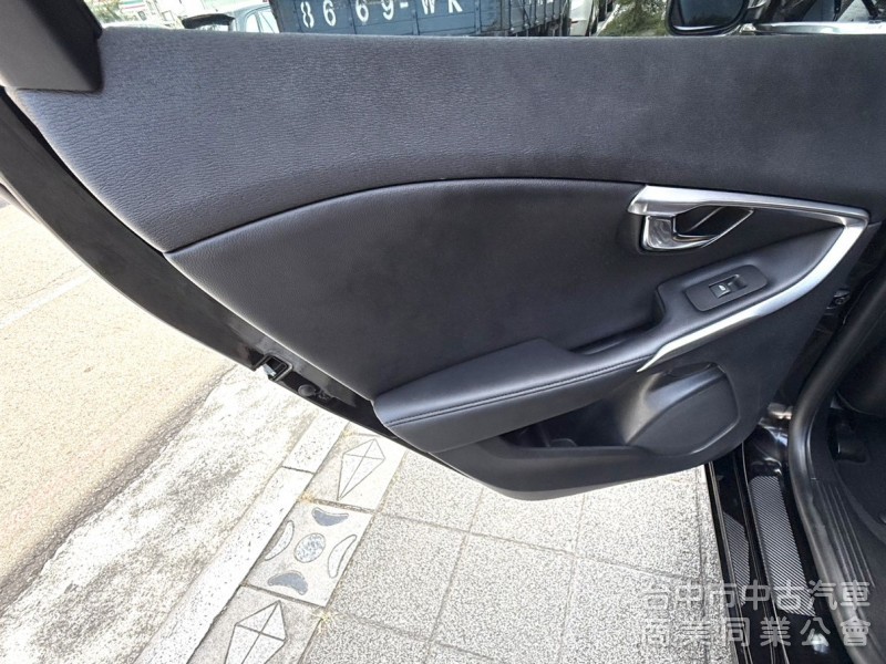 2016年式 Volvo V40 T3 豪華版 原鈑件 僅跑5萬公里 記憶電動座椅 自動停車 魅力十足 瑞典小坦克