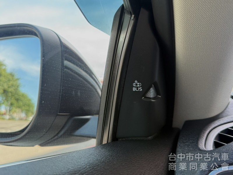 2016年式 Volvo V40 T3 豪華版 原鈑件 僅跑5萬公里 記憶電動座椅 自動停車 魅力十足 瑞典小坦克