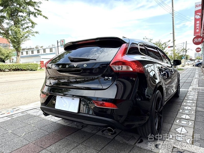 2016年式 Volvo V40 T3 豪華版 原鈑件 僅跑5萬公里 記憶電動座椅 自動停車 魅力十足 瑞典小坦克