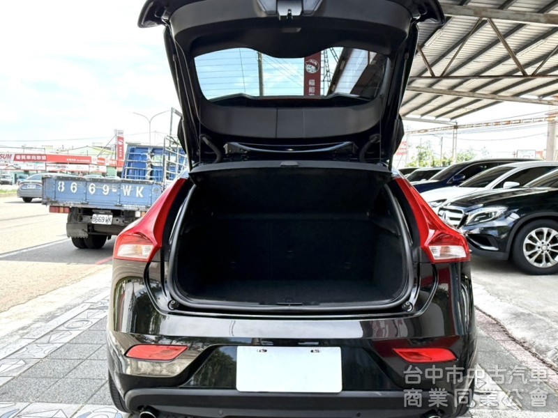 2016年式 Volvo V40 T3 豪華版 原鈑件 僅跑5萬公里 記憶電動座椅 自動停車 魅力十足 瑞典小坦克