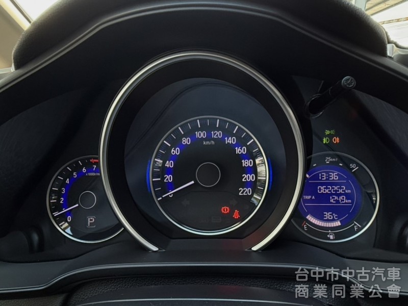 2016年 Honda FIT 1.5 S版 恆溫空調 換檔撥片 定速 安卓大螢幕 超人氣小車 首購族小家庭代步首選