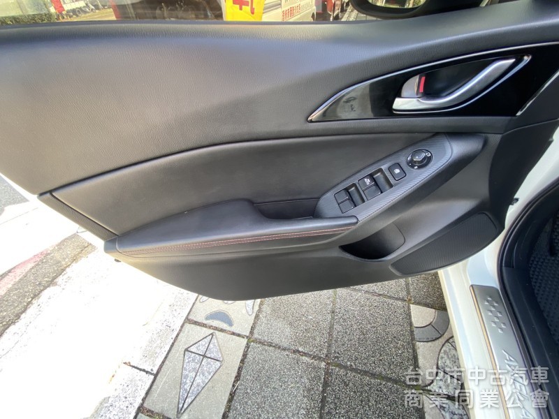 2016年式 Mazda 3 5D 頂級型 2.0 原鈑件 電動天窗 恆溫 換檔撥片 日本原裝進口 帥氣代步車首選